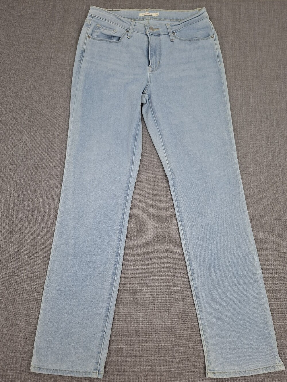 Levis Classic Straight Light Wash Stretch Denim Jeans. 6 Long